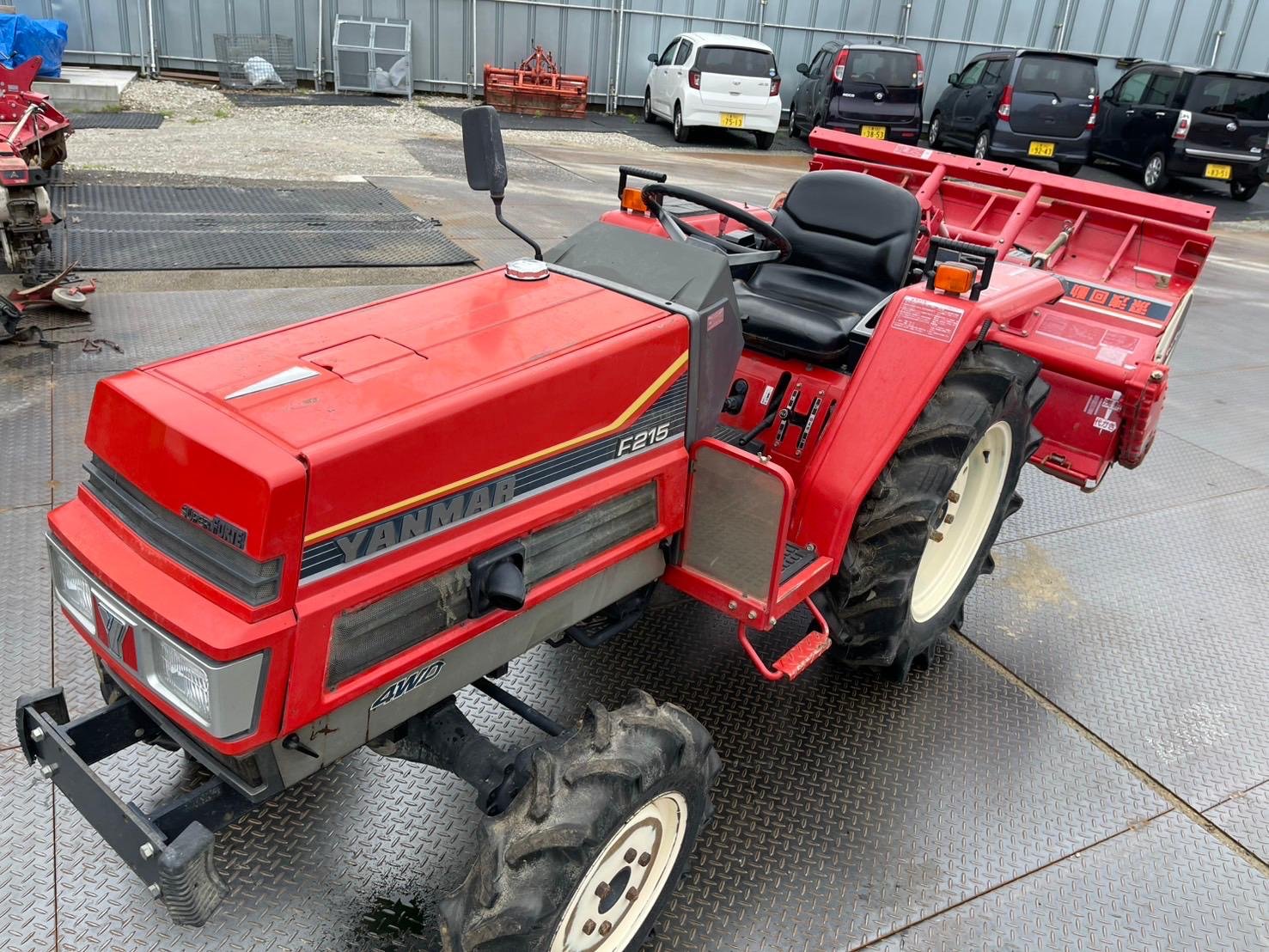 Microtracteur polyvalent équipé pour travaux agricoles et paysagers